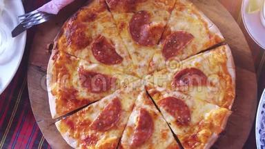 带意大利腊肠的披萨顶景，相机旋转。 慢动作。 3840x2160